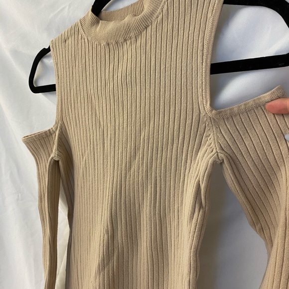 Caramel turtleneck with shoulder cut outs 🍪 - Picture 6 of 6